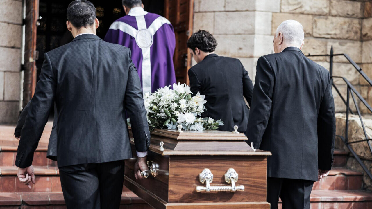 Jak wygląda przebieg tradycyjnego pogrzebu katolickiego?